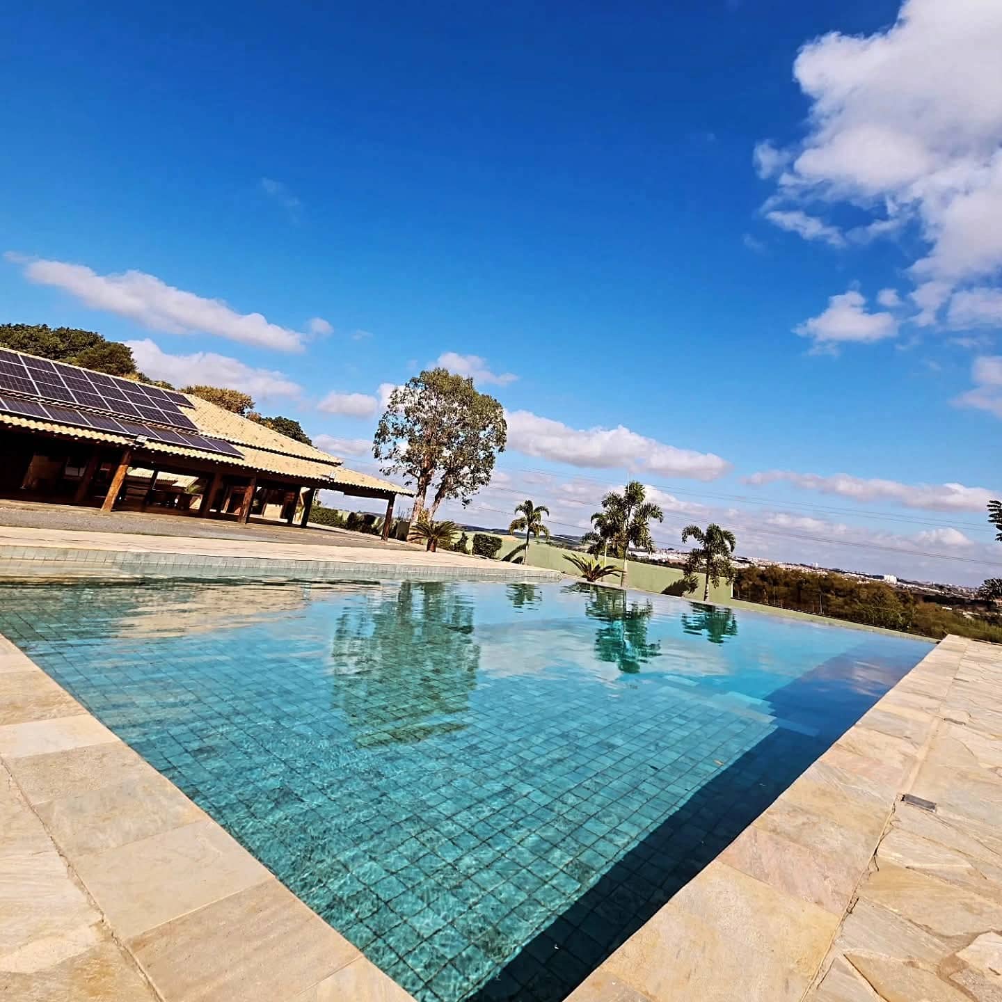 Trabalho de limpeza de piscina 13