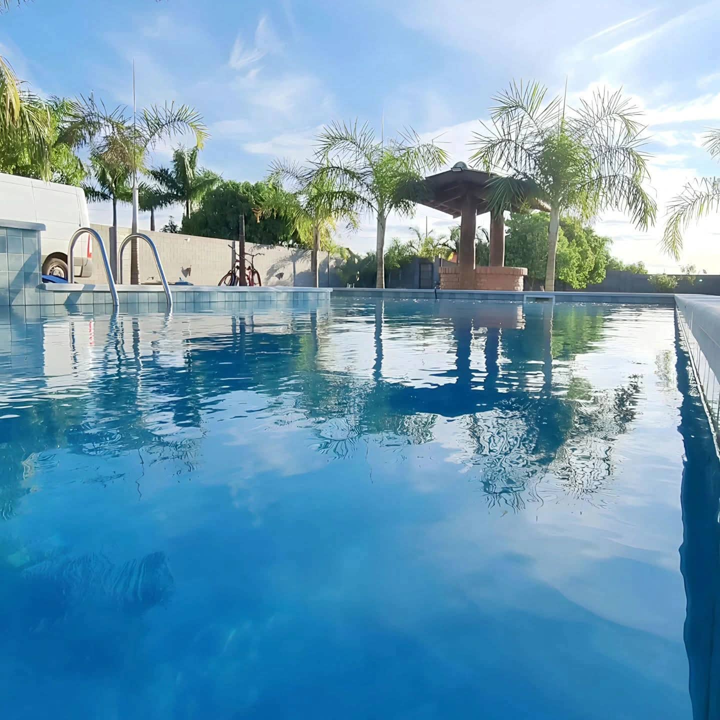 Trabalho de limpeza de piscina 14