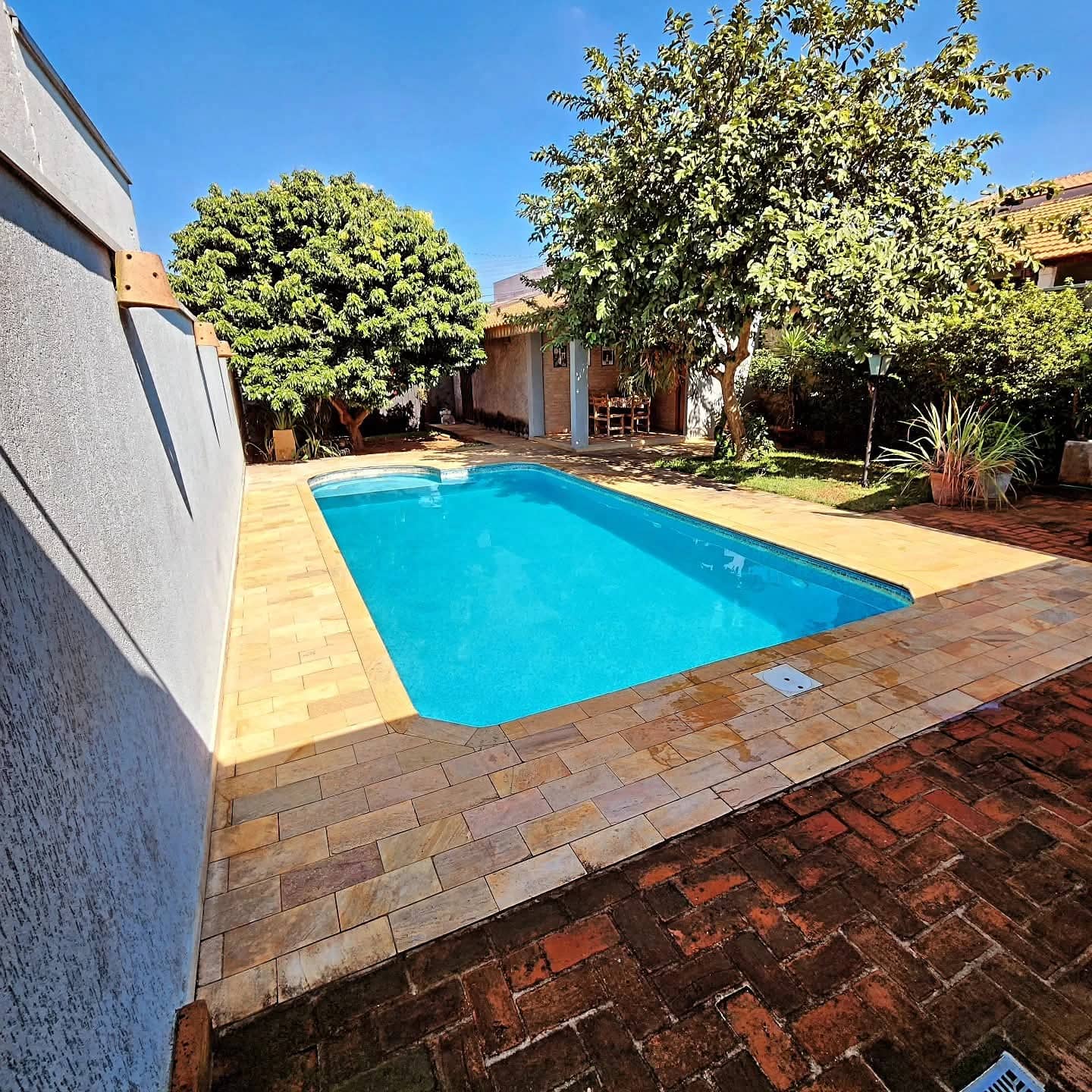 Trabalho de limpeza de piscina 4