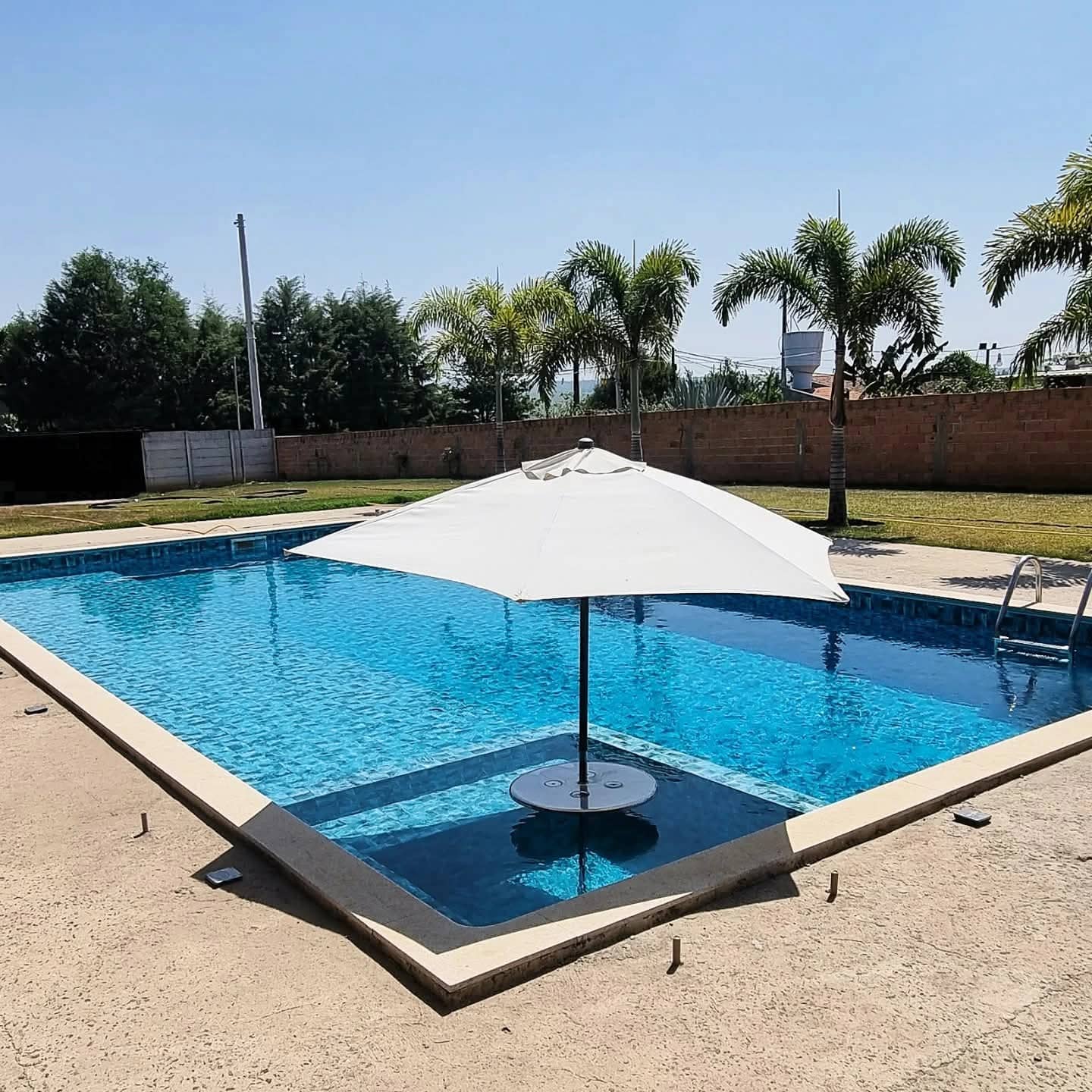 Trabalho de limpeza de piscina 7