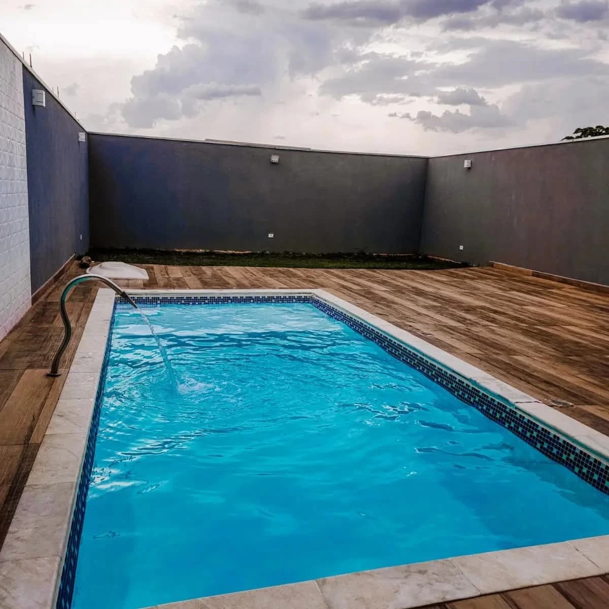 Trabalho de limpeza de piscina 10